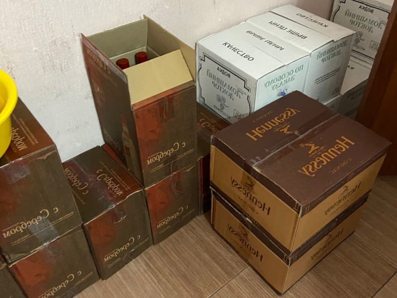 За сбыт контрафактного алкоголя во Владикавказе задержаны пятеро участников организованной группы