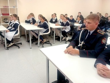 В Северной Осетии представитель Общественного совета Пригородного ОМВД провела в полицейских классах беседу на патриотическую тему "Герои России - наши земляки"