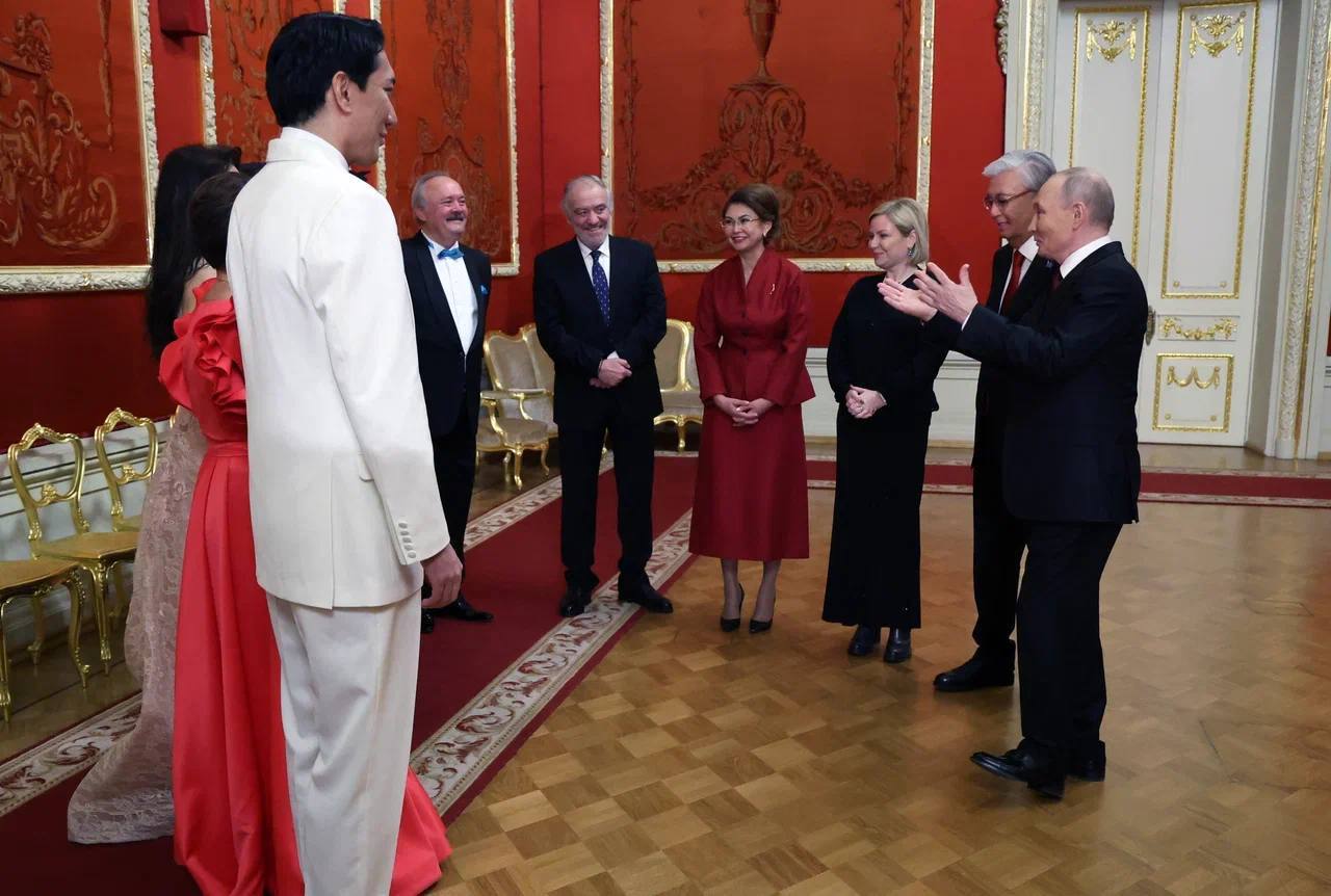 Президент России Владимир Путин пообщался с главой Большого и Мариинского театров, дирижером Валерием Гергиевым, когда вместе с президентом Казахстана Касым-Жомартом Токаевым был на концерте казахстанских артистов в Большом... Президент России Владимир Путин пообщался с главой Большого и Мариинского театров, дирижером Валерием Гергиевым, когда вместе с президентом Казахстана Касым-Жомартом Токаевым был на концерте казахстанских артистов в Большом...