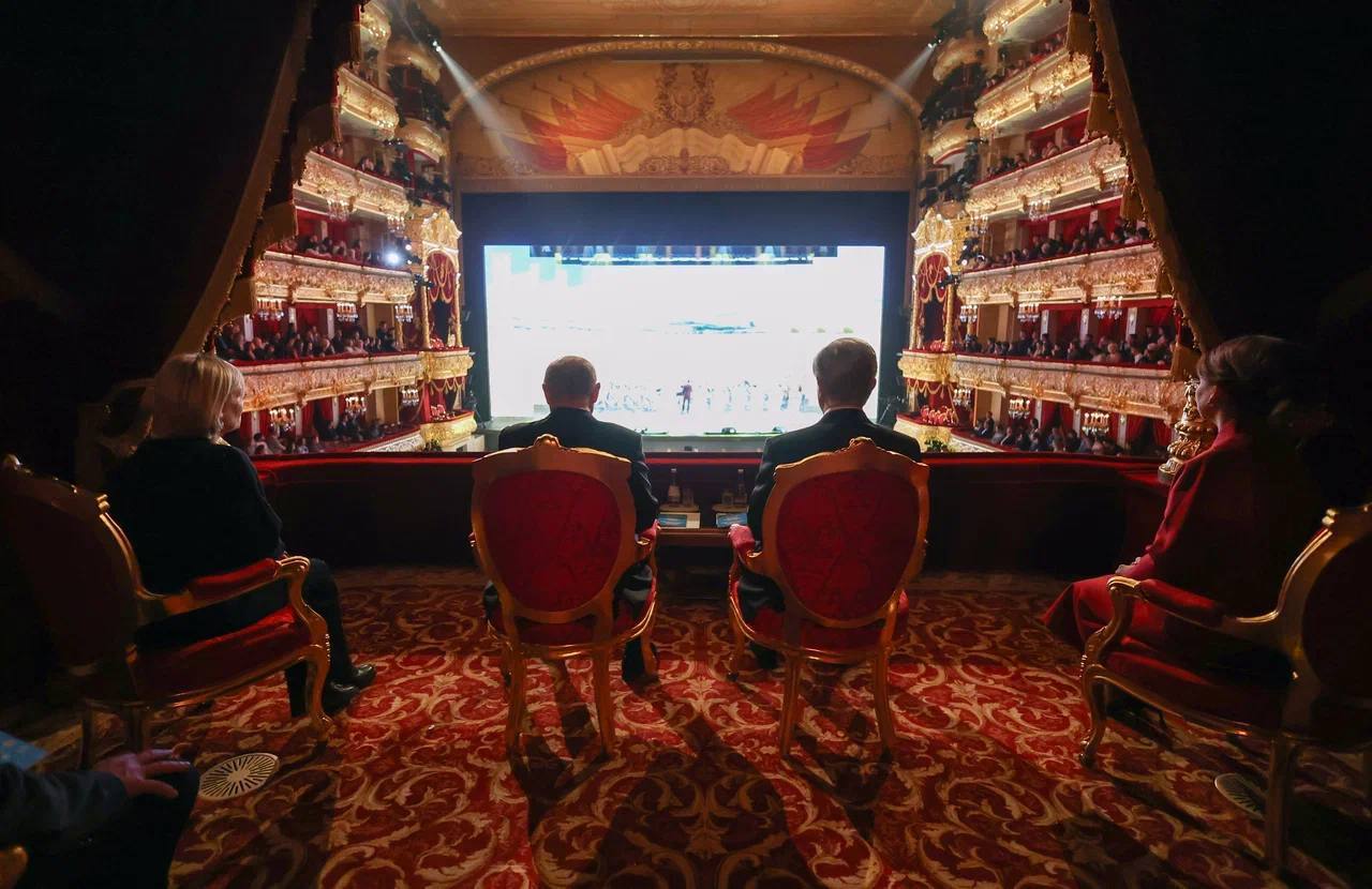 Президент России Владимир Путин пообщался с главой Большого и Мариинского театров, дирижером Валерием Гергиевым, когда вместе с президентом Казахстана Касым-Жомартом Токаевым был на концерте казахстанских артистов в Большом... Президент России Владимир Путин пообщался с главой Большого и Мариинского театров, дирижером Валерием Гергиевым, когда вместе с президентом Казахстана Касым-Жомартом Токаевым был на концерте казахстанских артистов в Большом...