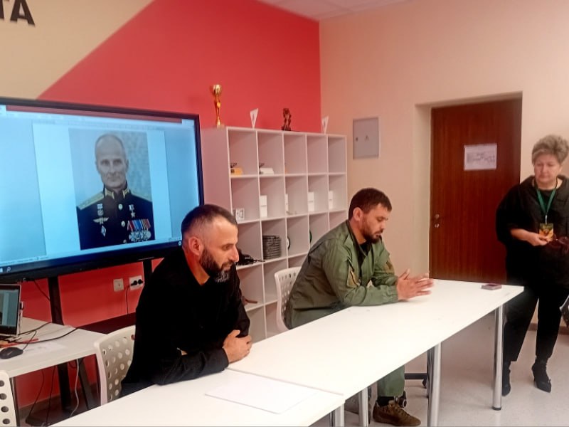 В Северной Осетии представитель Общественного совета Пригородного ОМВД провела в полицейских классах беседу на патриотическую тему "Герои России - наши земляки" В Северной Осетии представитель Общественного совета Пригородного ОМВД провела в полицейских классах беседу на патриотическую тему "Герои России - наши земляки"