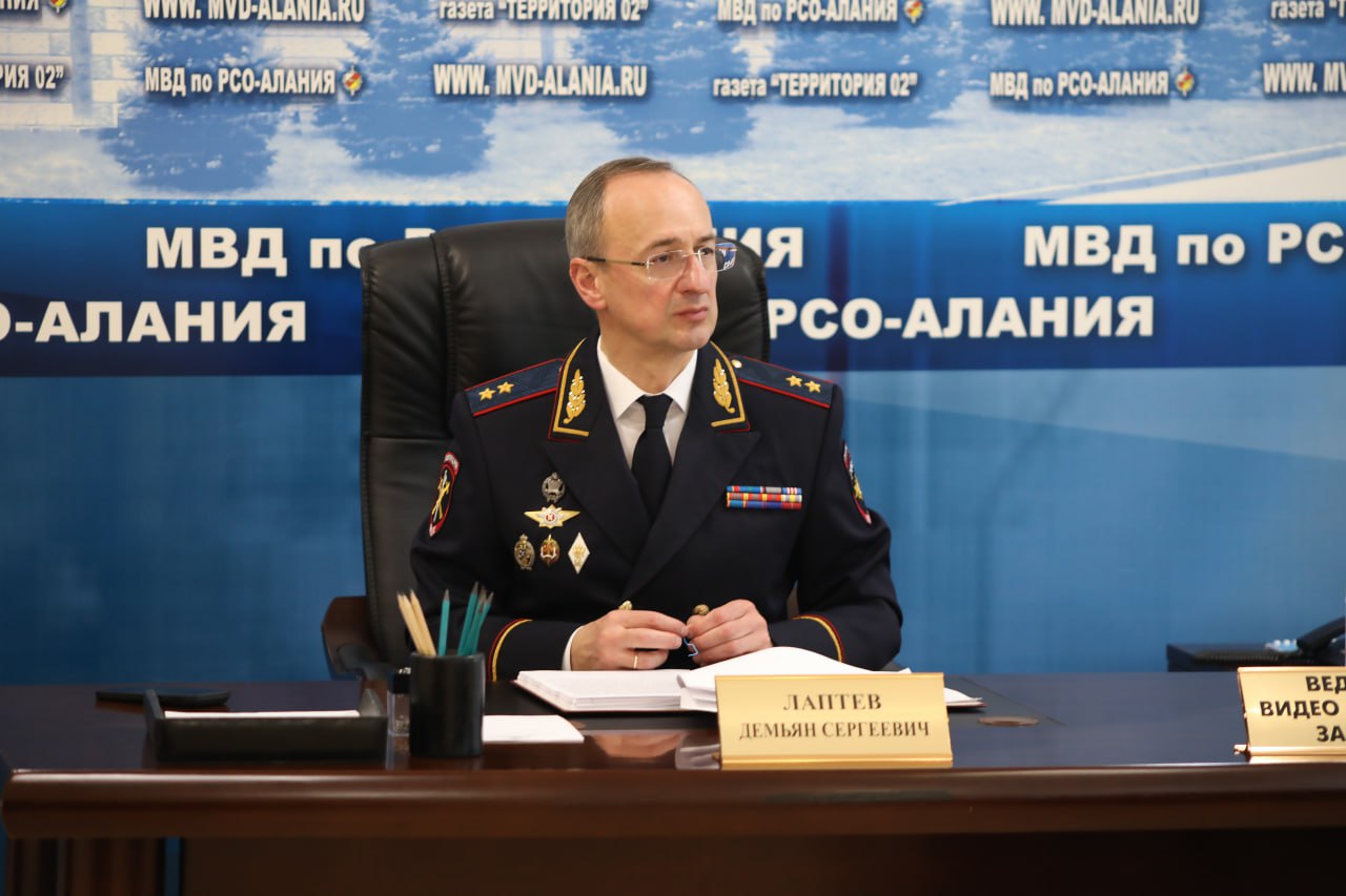 Министр внутренних дел по Республике Северная Осетия-Алания генерал-лейтенант полиции Демьян Лаптев провел личный прием граждан Министр внутренних дел по Республике Северная Осетия-Алания генерал-лейтенант полиции Демьян Лаптев провел личный прием граждан
