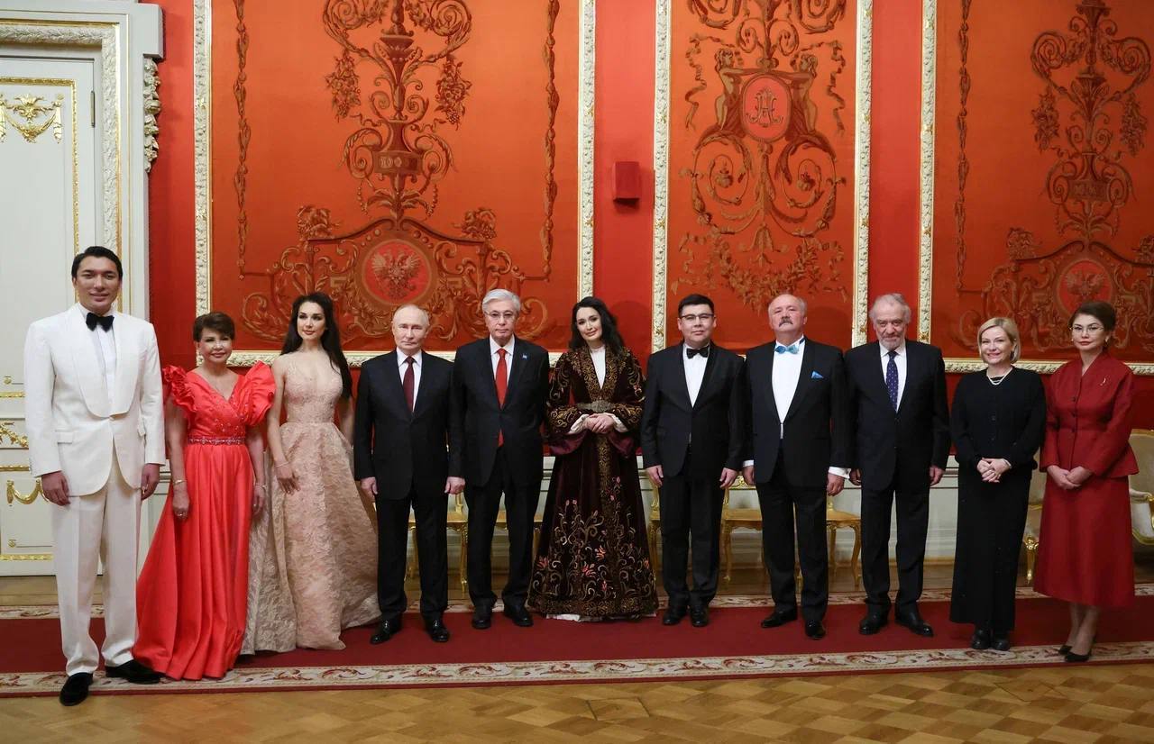 Президент России Владимир Путин пообщался с главой Большого и Мариинского театров, дирижером Валерием Гергиевым, когда вместе с президентом Казахстана Касым-Жомартом Токаевым был на концерте казахстанских артистов в Большом... Президент России Владимир Путин пообщался с главой Большого и Мариинского театров, дирижером Валерием Гергиевым, когда вместе с президентом Казахстана Касым-Жомартом Токаевым был на концерте казахстанских артистов в Большом...