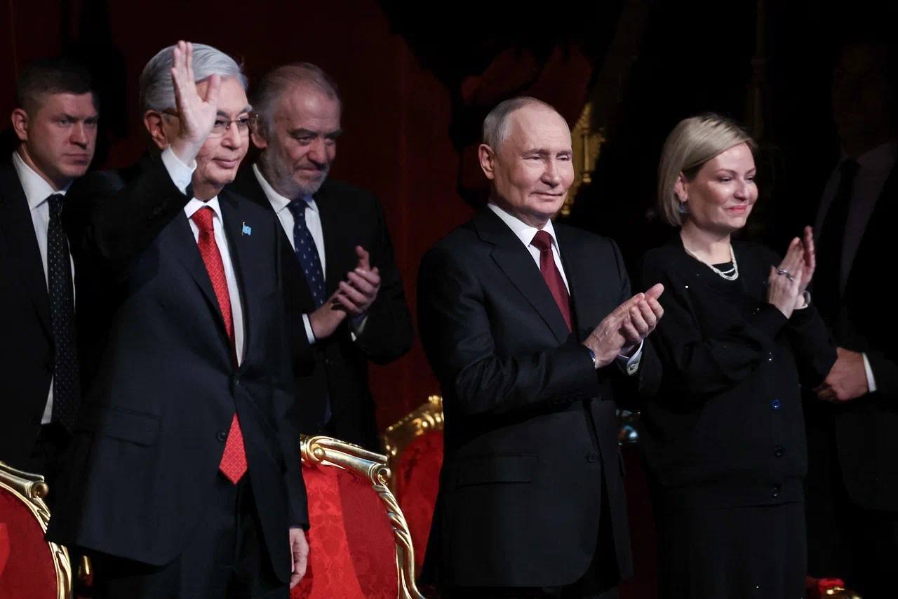 Президент России Владимир Путин пообщался с главой Большого и Мариинского театров, дирижером Валерием Гергиевым, когда вместе с президентом Казахстана Касым-Жомартом Токаевым был на концерте казахстанских артистов в Большом... Президент России Владимир Путин пообщался с главой Большого и Мариинского театров, дирижером Валерием Гергиевым, когда вместе с президентом Казахстана Касым-Жомартом Токаевым был на концерте казахстанских артистов в Большом...