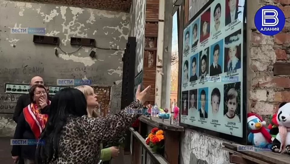 Элле Памфиловой проводят экскурсию по зданию разрушенной школы