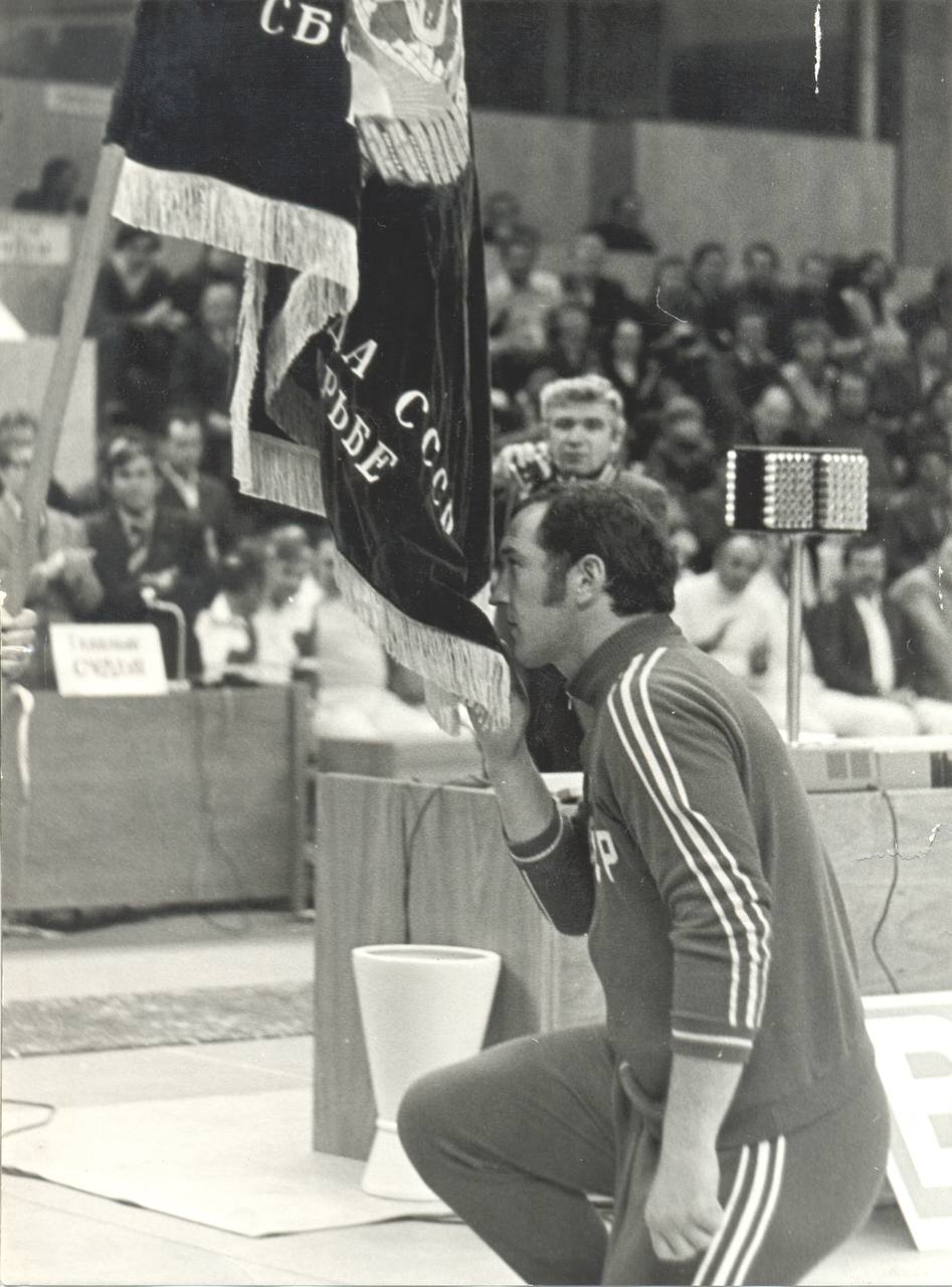 Сослан Петрович Андиев: первый Олимпийский чемпион из Северной Осетии, Заслуженный мастер спорта СССР, двукратный победитель Олимпийских игр (1976, 1980 гг.), четырёхкратный чемпион мира (1973, 1975, 1977, 1978 гг.)... Сослан Петрович Андиев: первый Олимпийский чемпион из Северной Осетии, Заслуженный мастер спорта СССР, двукратный победитель Олимпийских игр (1976, 1980 гг.), четырёхкратный чемпион мира (1973, 1975, 1977, 1978 гг.)...