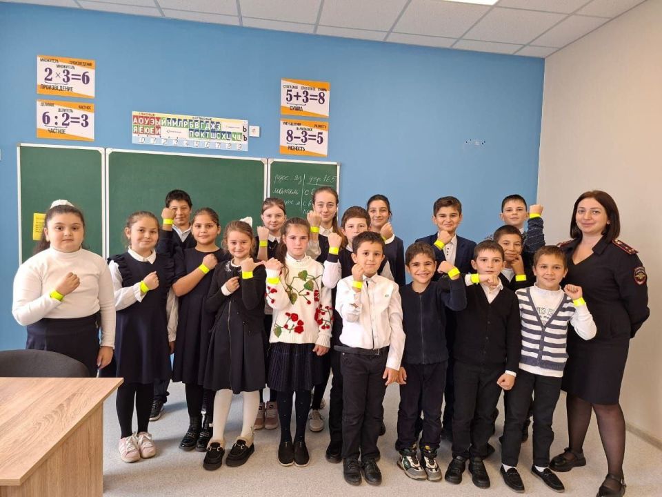 "Минутку безопасности" для юных жителей поселка Рамоново провел сотрудник Госавтоинспекции Алагирского района