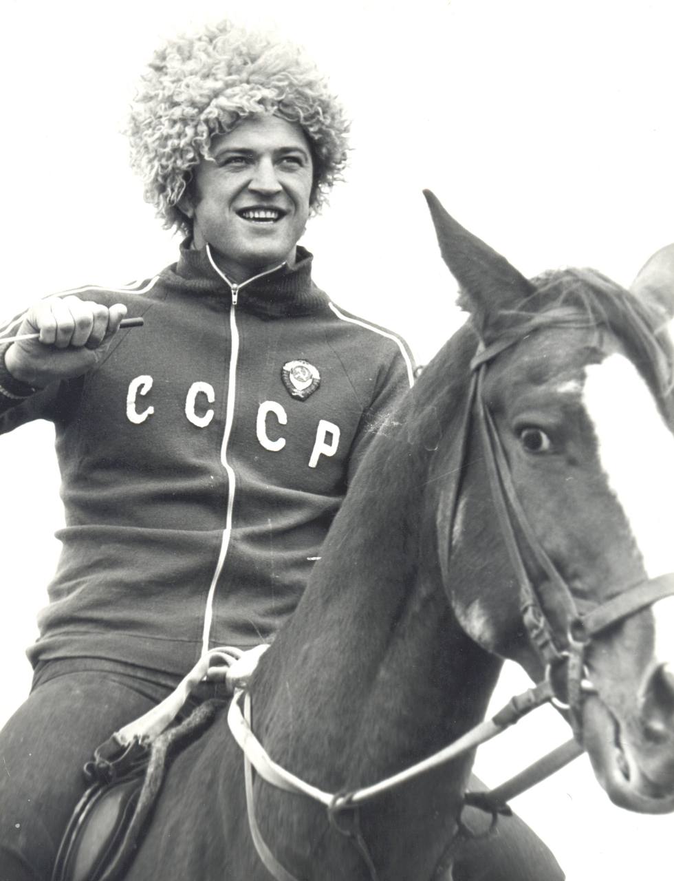 Сослан Петрович Андиев: первый Олимпийский чемпион из Северной Осетии, Заслуженный мастер спорта СССР, двукратный победитель Олимпийских игр (1976, 1980 гг.), четырёхкратный чемпион мира (1973, 1975, 1977, 1978 гг.)... Сослан Петрович Андиев: первый Олимпийский чемпион из Северной Осетии, Заслуженный мастер спорта СССР, двукратный победитель Олимпийских игр (1976, 1980 гг.), четырёхкратный чемпион мира (1973, 1975, 1977, 1978 гг.)...