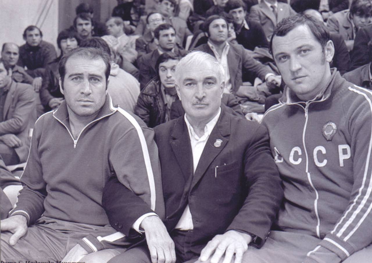 Сослан Петрович Андиев: первый Олимпийский чемпион из Северной Осетии, Заслуженный мастер спорта СССР, двукратный победитель Олимпийских игр (1976, 1980 гг.), четырёхкратный чемпион мира (1973, 1975, 1977, 1978 гг.)... Сослан Петрович Андиев: первый Олимпийский чемпион из Северной Осетии, Заслуженный мастер спорта СССР, двукратный победитель Олимпийских игр (1976, 1980 гг.), четырёхкратный чемпион мира (1973, 1975, 1977, 1978 гг.)...