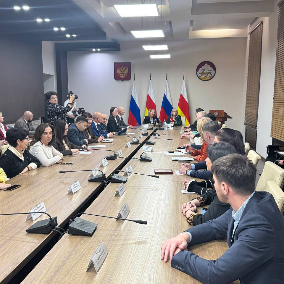 В ходе рабочего визита во Владикавказ Элла Памфилова встретилась с главой Республики Северная Осетия-Алания Сергеем Меняйло и председателем регионального парламента Таймуразом Тускаевым и поблагодарила их за плодотворное... В ходе рабочего визита во Владикавказ Элла Памфилова встретилась с главой Республики Северная Осетия-Алания Сергеем Меняйло и председателем регионального парламента Таймуразом Тускаевым и поблагодарила их за плодотворное...