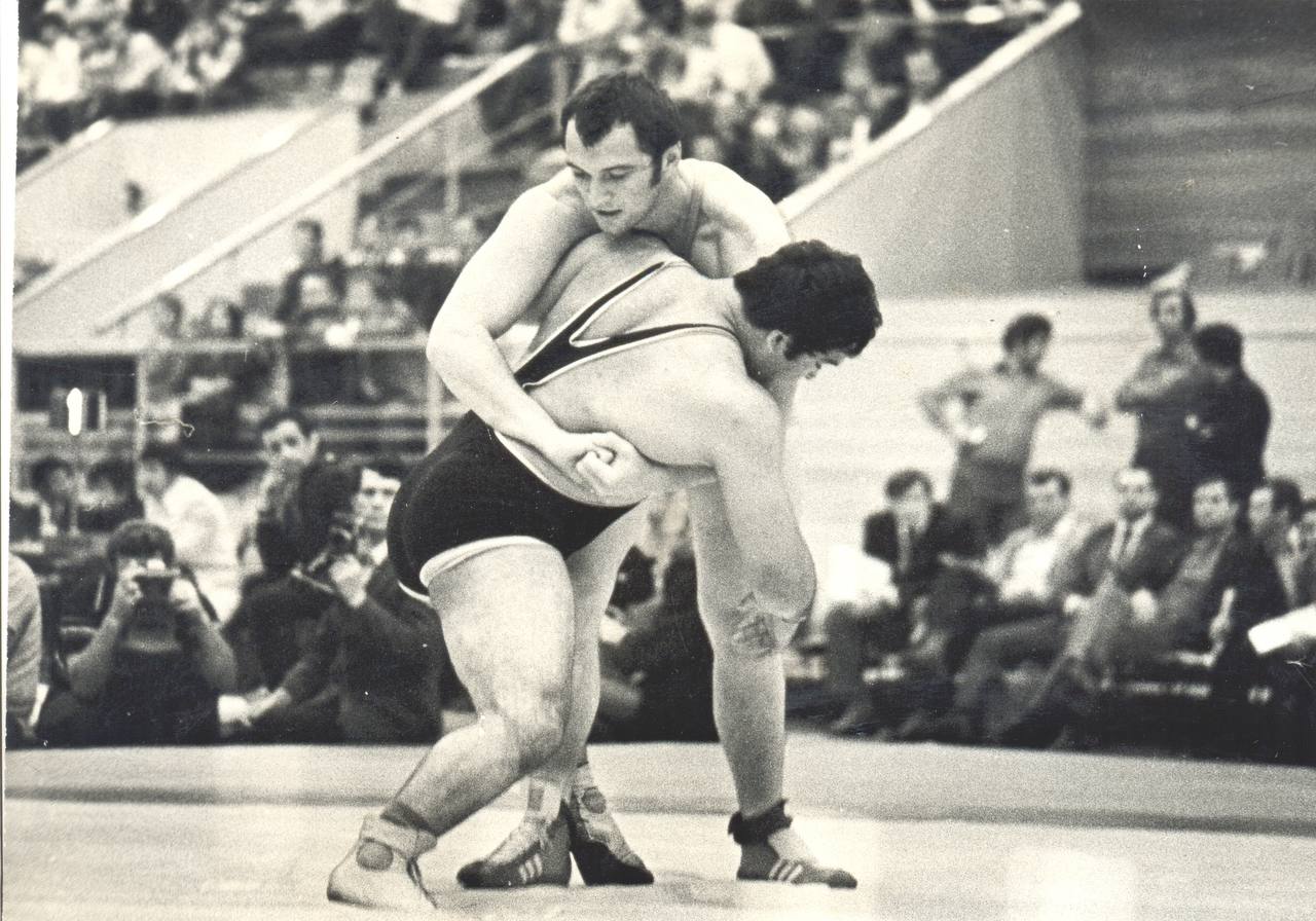 Сослан Петрович Андиев: первый Олимпийский чемпион из Северной Осетии, Заслуженный мастер спорта СССР, двукратный победитель Олимпийских игр (1976, 1980 гг.), четырёхкратный чемпион мира (1973, 1975, 1977, 1978 гг.)... Сослан Петрович Андиев: первый Олимпийский чемпион из Северной Осетии, Заслуженный мастер спорта СССР, двукратный победитель Олимпийских игр (1976, 1980 гг.), четырёхкратный чемпион мира (1973, 1975, 1977, 1978 гг.)...