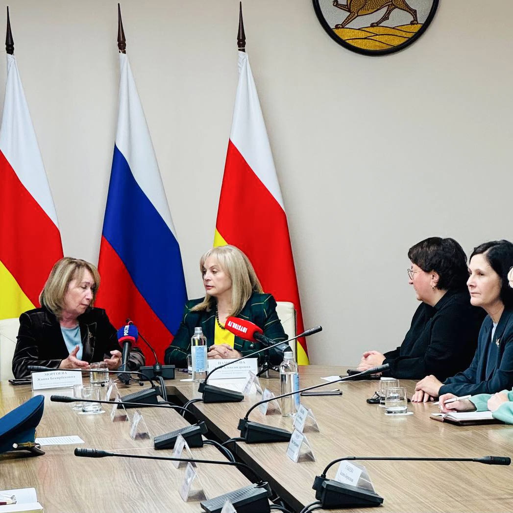 В ходе рабочего визита во Владикавказ Элла Памфилова встретилась с главой Республики Северная Осетия-Алания Сергеем Меняйло и председателем регионального парламента Таймуразом Тускаевым и поблагодарила их за плодотворное... В ходе рабочего визита во Владикавказ Элла Памфилова встретилась с главой Республики Северная Осетия-Алания Сергеем Меняйло и председателем регионального парламента Таймуразом Тускаевым и поблагодарила их за плодотворное...