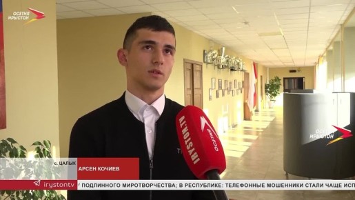 В селении Цалык школьники с 14 лет подрабатывают, ухаживая за территорией школы: убирают мусор, красят забор, делают скворечники