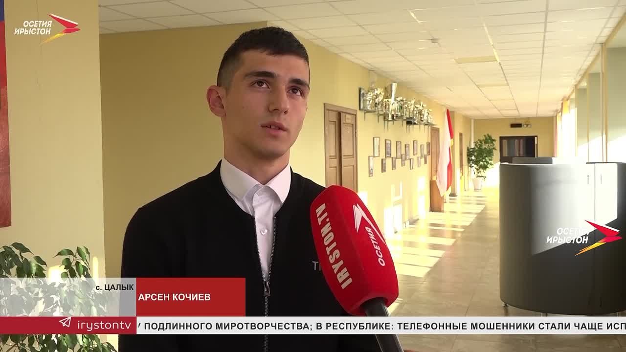 В селении Цалык школьники с 14 лет подрабатывают, ухаживая за территорией школы: убирают мусор, красят забор, делают скворечники