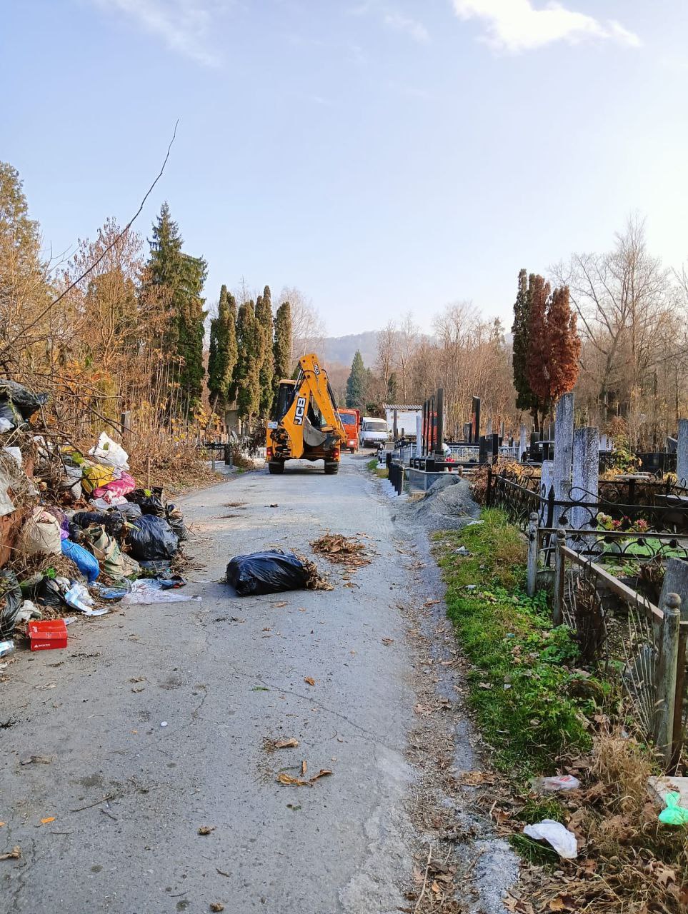 Коммунальные городские службы продолжают уборку городских кладбищ Коммунальные городские службы продолжают уборку городских кладбищ