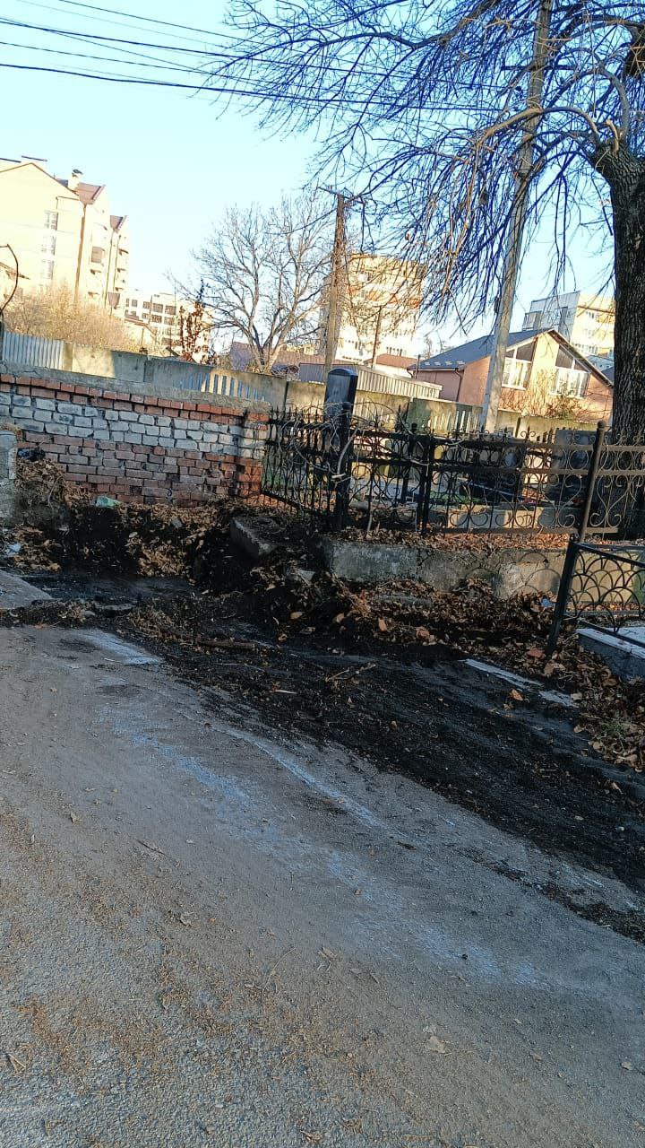 Коммунальные городские службы продолжают уборку городских кладбищ Коммунальные городские службы продолжают уборку городских кладбищ