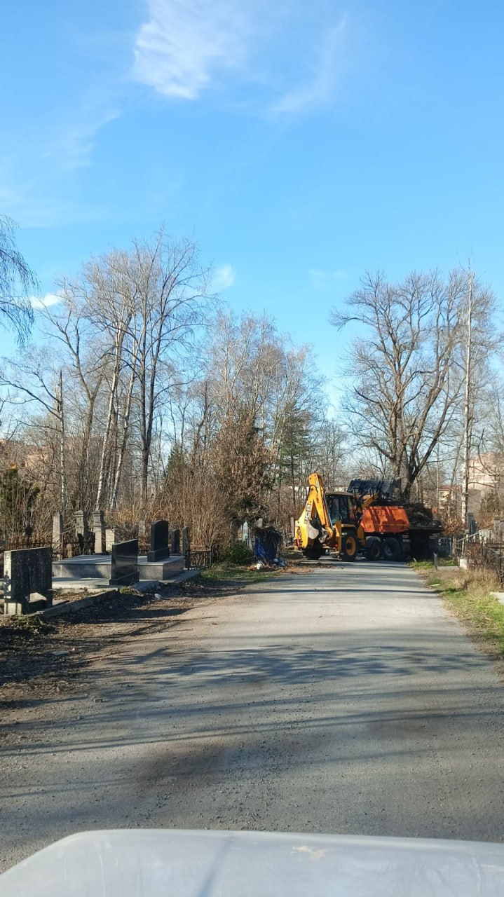 На Восточном кладбище ликвидировали стихийную свалку На Восточном кладбище ликвидировали стихийную свалку