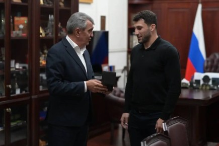 Сергей Меняйло встретился бойцом UFC Азаматом Бекоевым