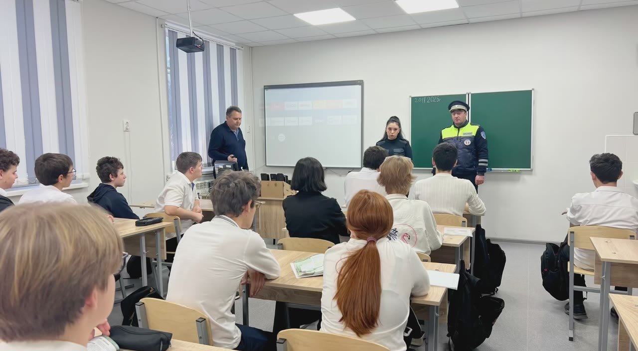 Профилактическая беседа инспектора ОР ДПС лейтенанта полиции Ситохова Валерия с учениками 9-11 классов МБОУ СОШ ст. Терская о правилах дорожного движения