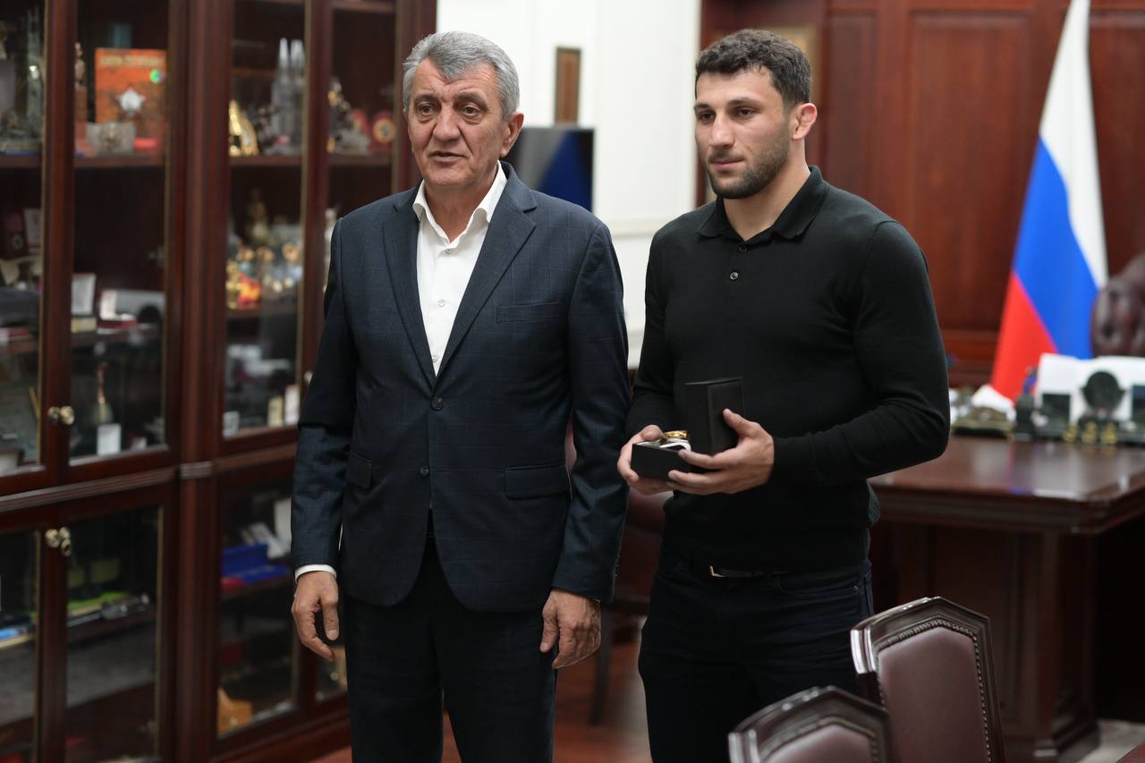 Сергей Меняйло: Рад был видеть у себя в гостях нашего земляка, бойца UFC Азамата Бекоева