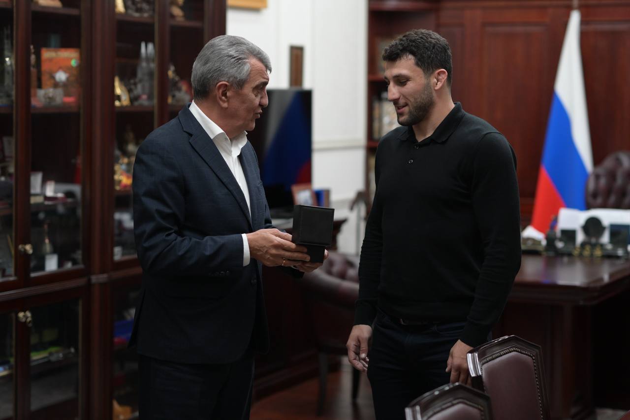 Сергей Меняйло: Рад был видеть у себя в гостях нашего земляка, бойца UFC Азамата Бекоева Сергей Меняйло: Рад был видеть у себя в гостях нашего земляка, бойца UFC Азамата Бекоева