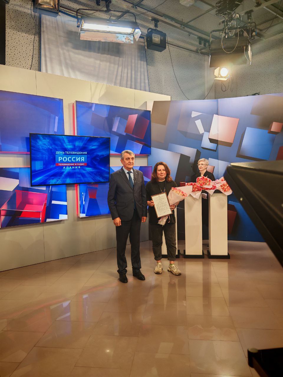 Сотрудники службы телевидения ГТРК "Алания" удостоены Благодарственных писем главы республики Сотрудники службы телевидения ГТРК "Алания" удостоены Благодарственных писем главы республики