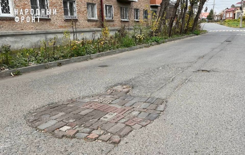 Проявили смекалку: жители создали "Народный арт-объект", чтобы обезопасить дорогу