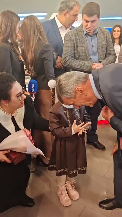 Один из самых юных членов семьи ГТРК "Алания" Роксана Кантемирова очень хотела прочесть для Сергея Меняйло стихотворение Коста - глава с удовольствием послушал исполнительницу