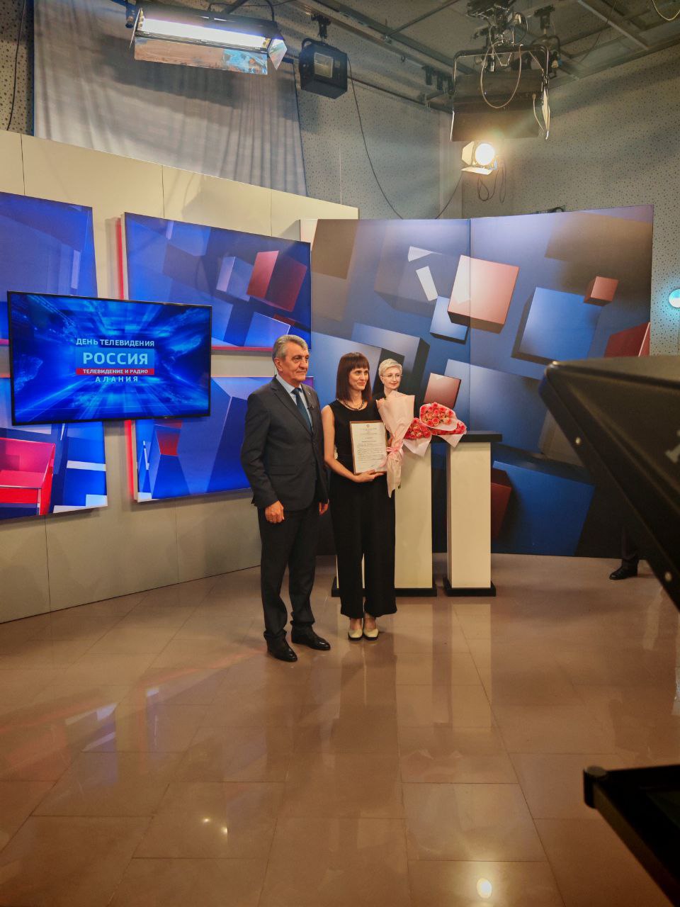 Сотрудники службы телевидения ГТРК "Алания" удостоены Благодарственных писем главы республики Сотрудники службы телевидения ГТРК "Алания" удостоены Благодарственных писем главы республики