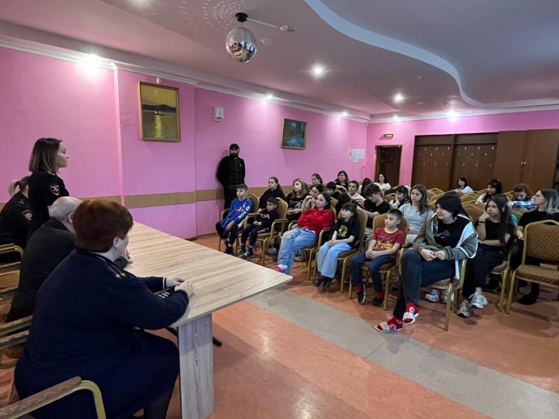 В рамках Всероссийского дня правовой помощи детям инспекторы ПДН отдела полиции №1 Владикавказа совместно с председателем Общественного совета организовали лекционную встречу для воспитанников центра «Доброе сердце» по... В рамках Всероссийского дня правовой помощи детям инспекторы ПДН отдела полиции №1 Владикавказа совместно с председателем Общественного совета организовали лекционную встречу для воспитанников центра «Доброе сердце» по...