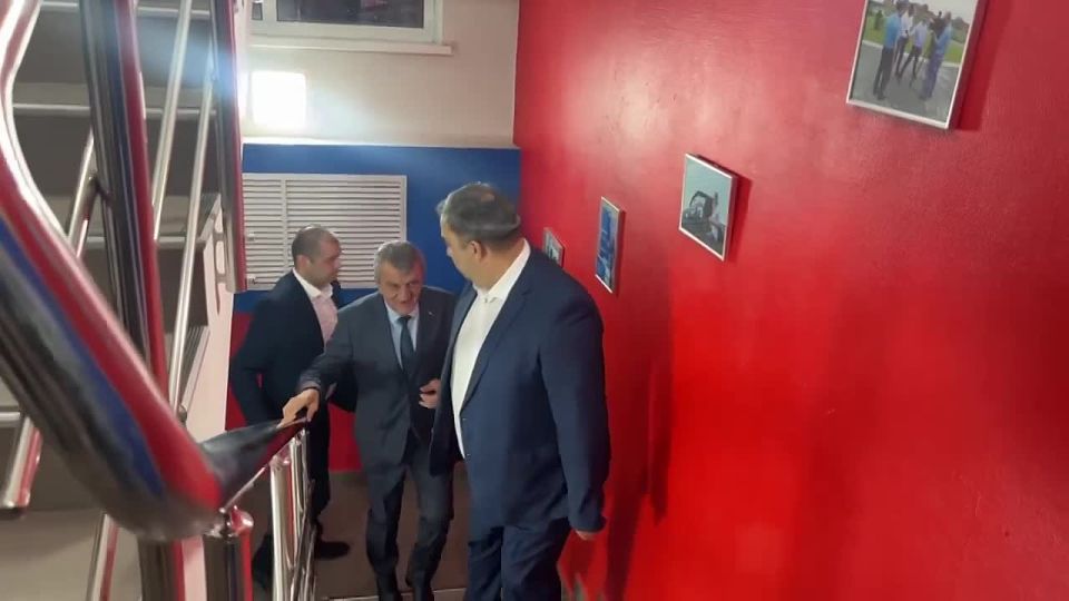 В Международный день телевидения глава Северной Осетии Сергей Меняйло пришел поздравить коллектив ГТРК "Алания" с профессиональным праздником