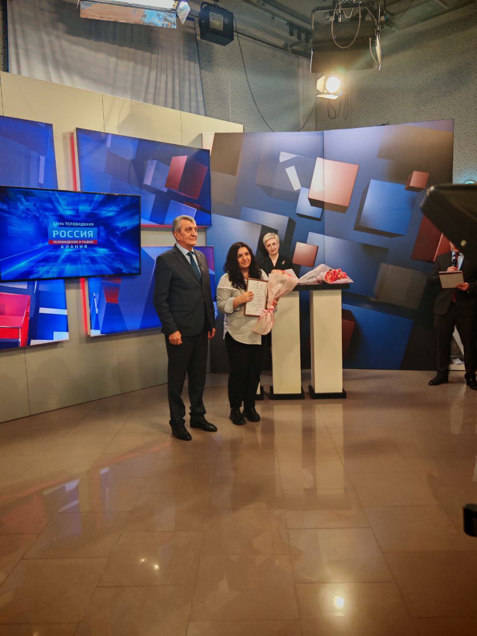 Сотрудники службы телевидения ГТРК "Алания" удостоены Благодарственных писем главы республики Сотрудники службы телевидения ГТРК "Алания" удостоены Благодарственных писем главы республики