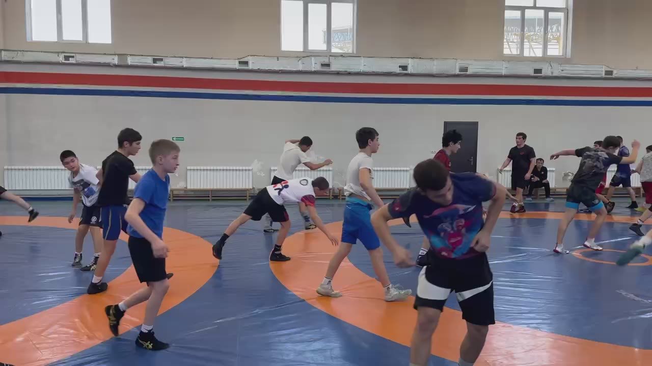 В СШОР имени Сослана Андиева проходит тренировочное мероприятие сборной команды РСО-Алания по вольной борьбе среди юношей 14-16 лет