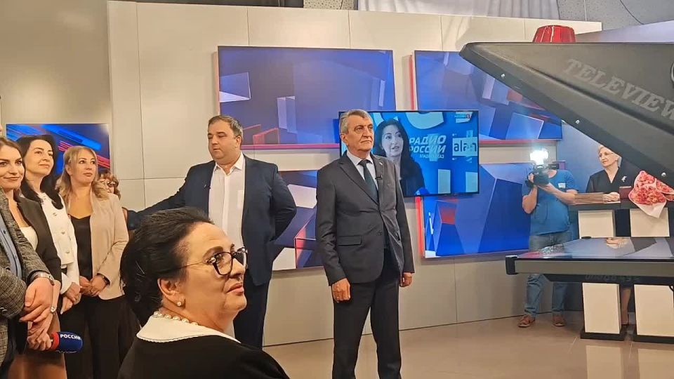 Большой репортаж в честь профессионального праздника подготовила редакция программы "Вести-Алания" о работе телевизионщиков республики