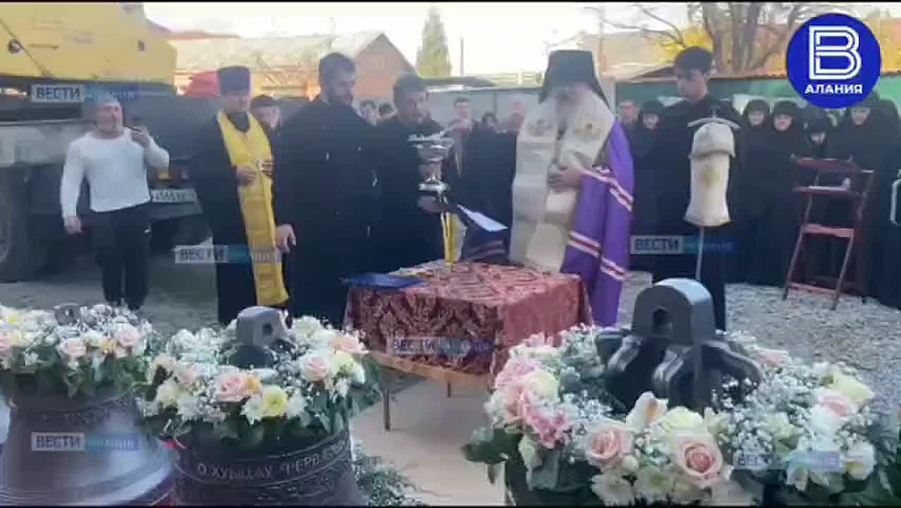 Чин освящения колоколов звонницы строящегося подворья Богоявленского Аланского женского монастыря во Владикавказе провел архиепископ Владикавказский и Аланский Герасим