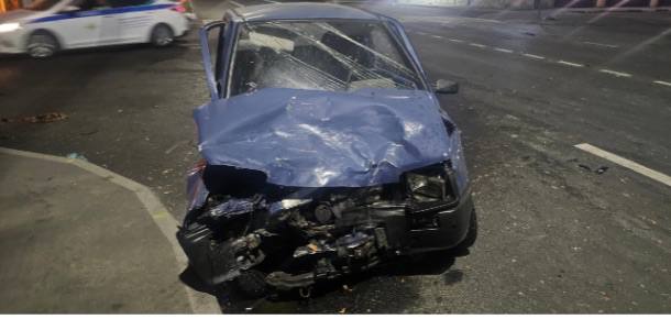 Полицейские устанавливают обстоятельства ДТП с водителем, лишенным прав