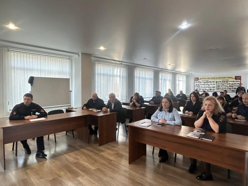 Для полицейских ОМВД Ирафского района Северной Осетии с участием ветерана и представителя Общественного совета проведено занятие «Современная военно-политическая обстановка в России и мире в контексте проведения СВО»