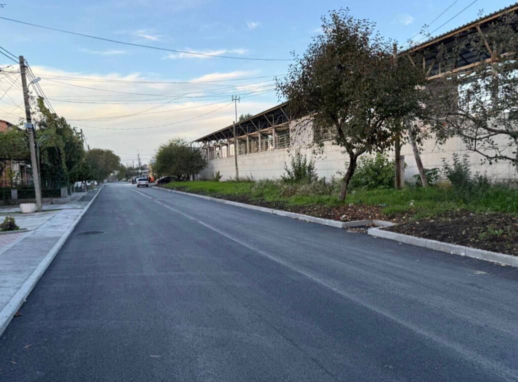 Ямы, ухабы и выбоины. Так до недавних пор выглядела дорога на улице Галковского во Владикавказе Ямы, ухабы и выбоины. Так до недавних пор выглядела дорога на улице Галковского во Владикавказе