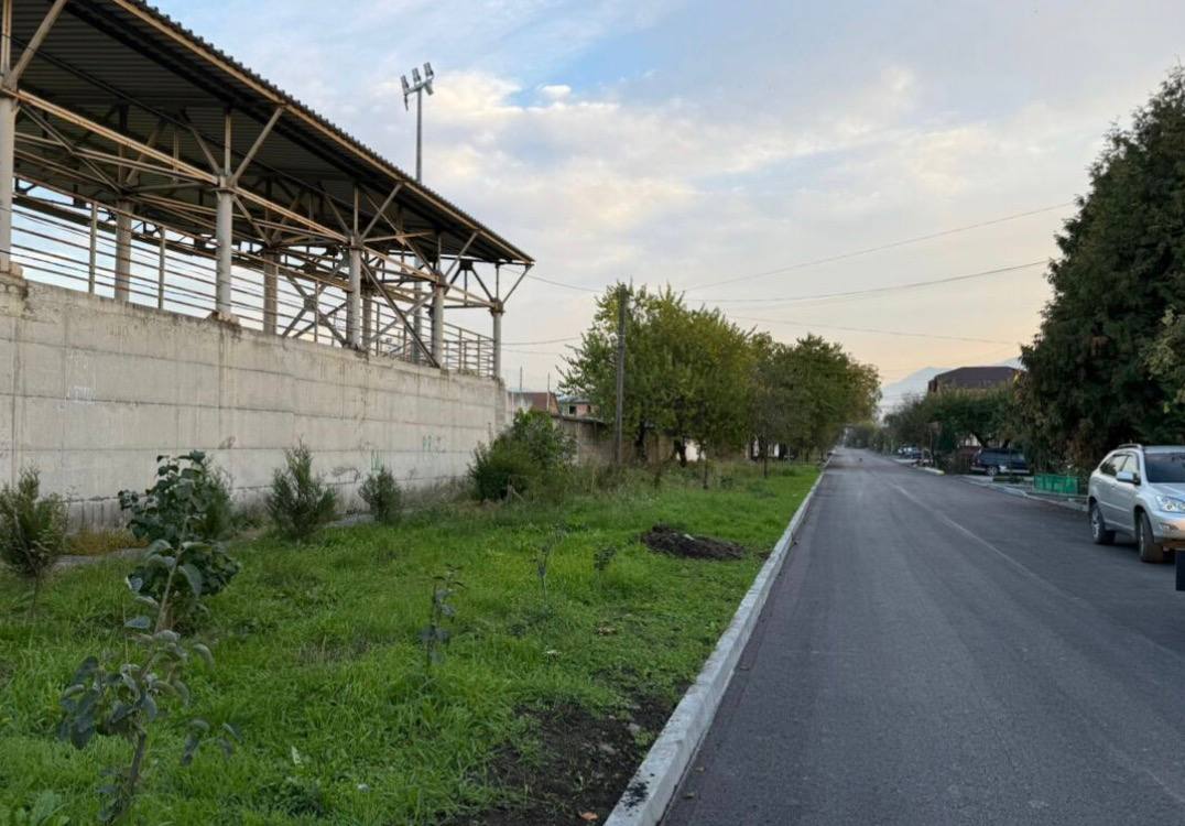 Ямы, ухабы и выбоины. Так до недавних пор выглядела дорога на улице Галковского во Владикавказе Ямы, ухабы и выбоины. Так до недавних пор выглядела дорога на улице Галковского во Владикавказе