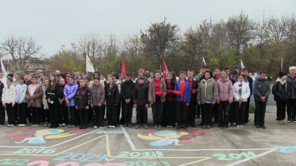 В Моздокском районе Северной Осетии в отделении школы станицы Павлодольской открыли мемориальную доску в память выпускницы образовательного учреждения, ветерана боевых действий Татьяны Иссак