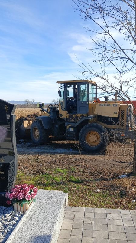Продолжилась уборка свалок на городских кладбищах
