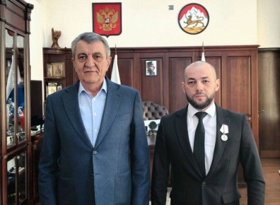 Сергей Меняйло вручил государственную награду Станиславу Дзгоеву