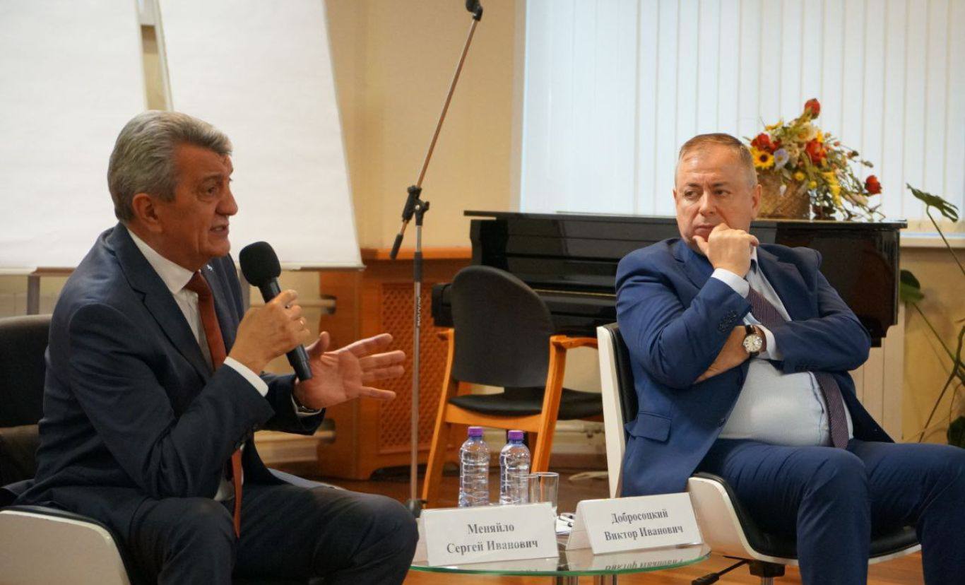 В рамках рабочей поездки в Москву Глава РСО – Алания Сергей Меняйло выступил на VIII Международной конференции «Пути трансформации государственного и корпоративного управления на современном этапе».