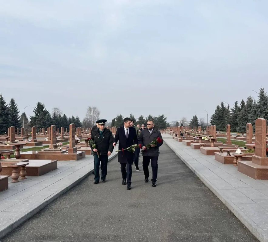 Руководитель ФТС России Валерий Пикалёв почтил память жертв трагедии в Беслане