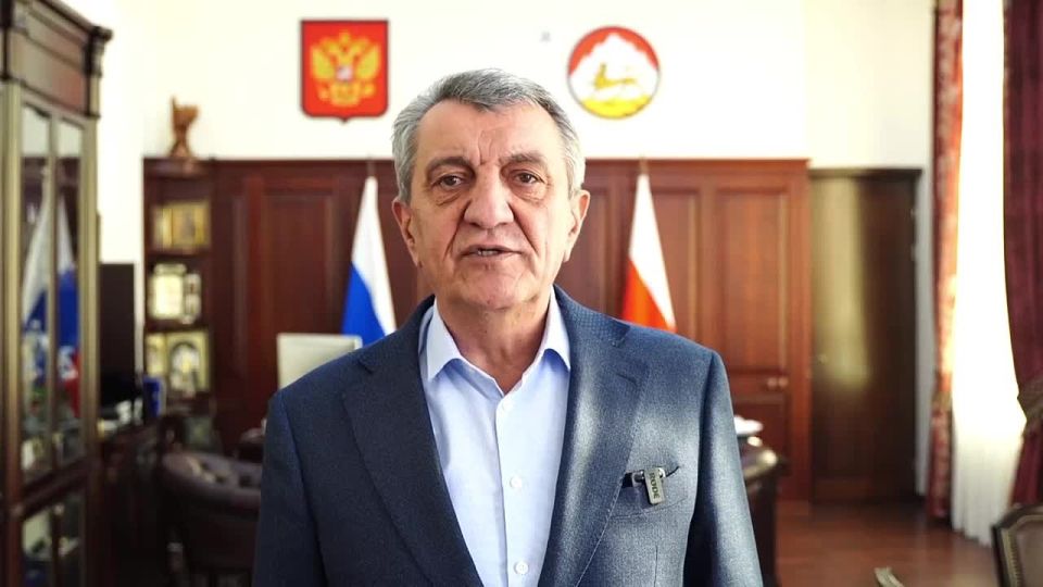 Глава Северной Осетии Сергей Меняйло обратился с приветственным к участникам и вожатым "Артека", которому исполнилось 100 лет