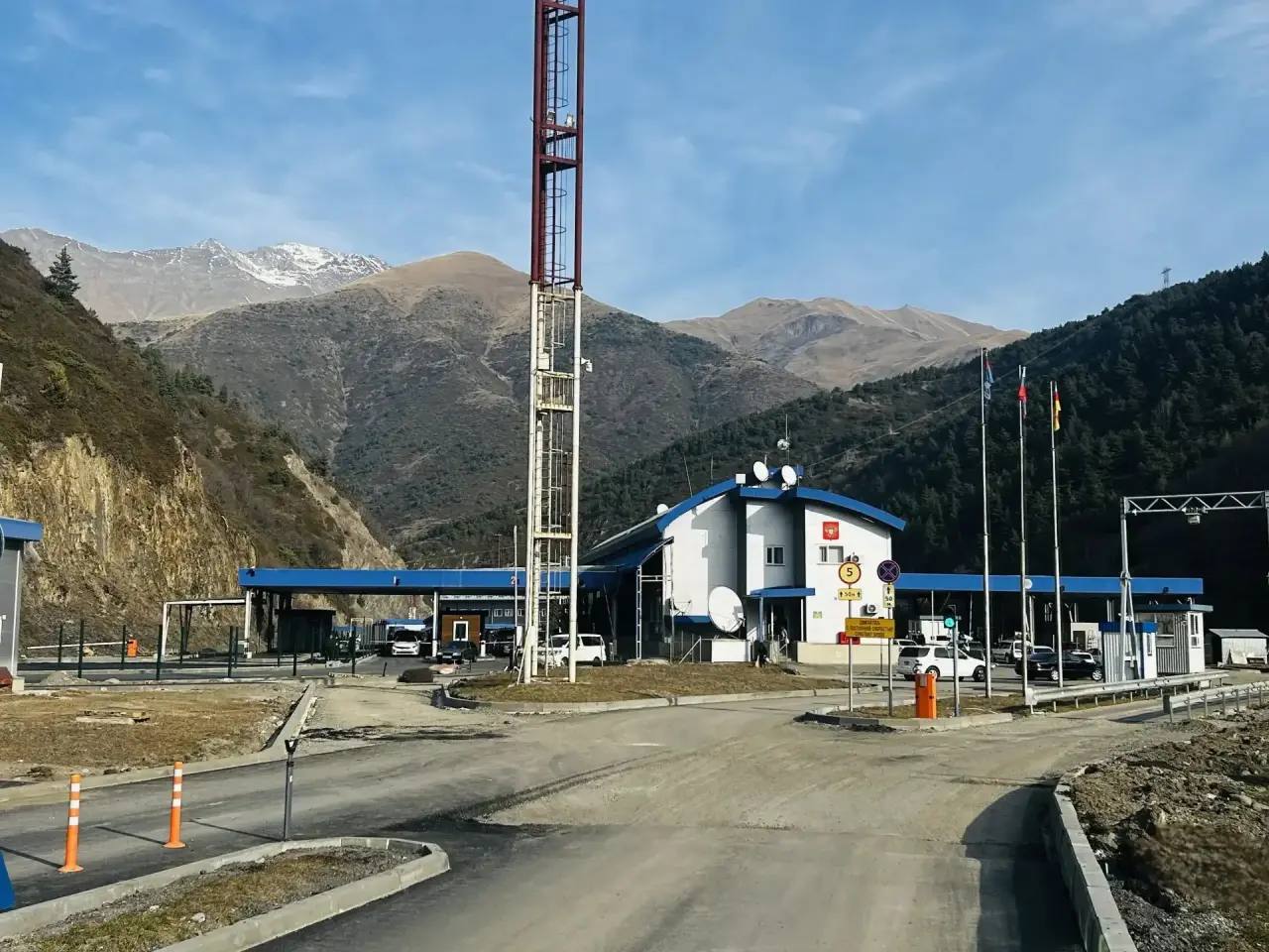 Руководитель Федеральной таможенной службы Валерий Пикалёв проверил работу МАПП "Нижний Зарамаг" Руководитель Федеральной таможенной службы Валерий Пикалёв проверил работу МАПП "Нижний Зарамаг"