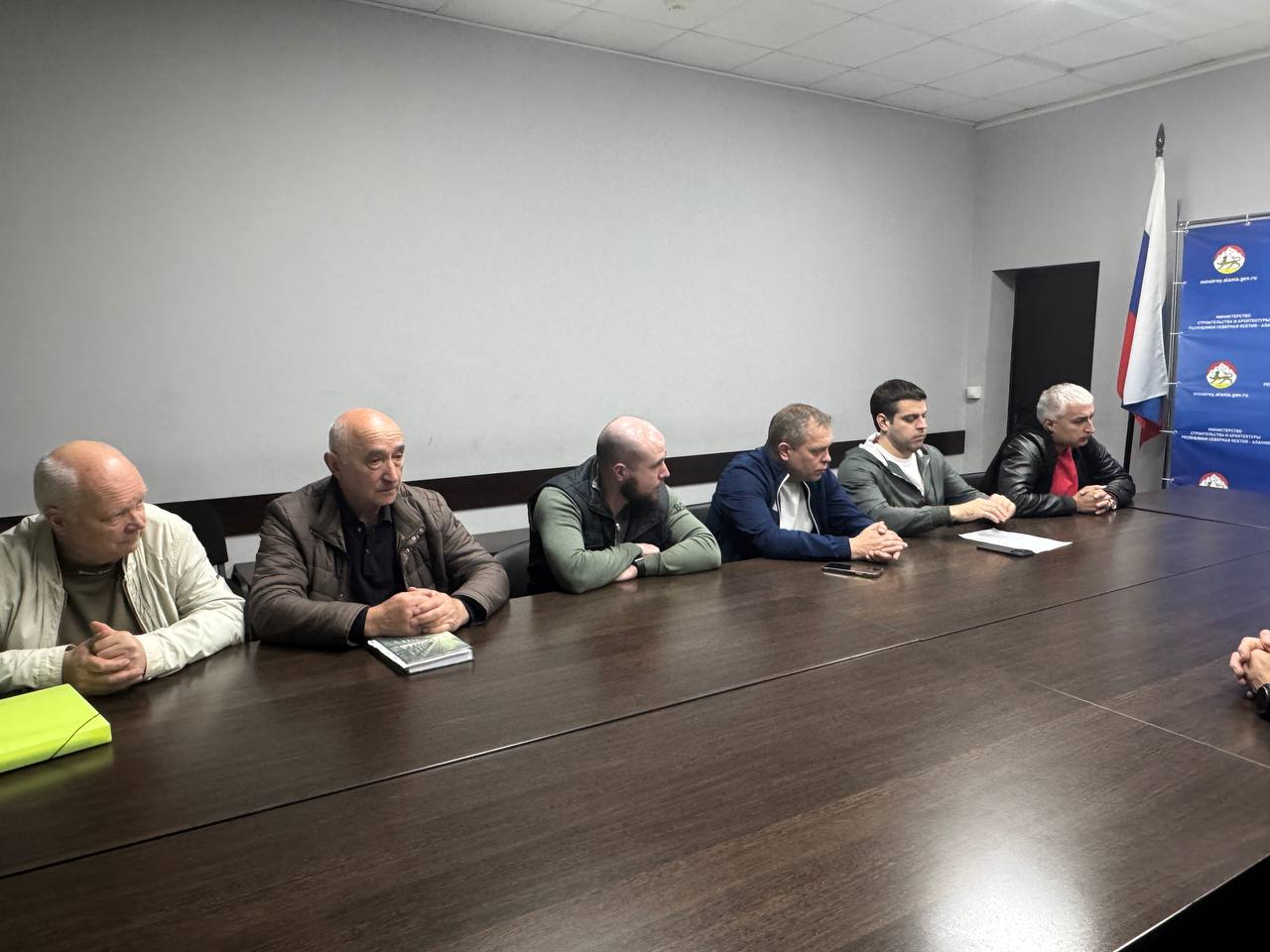 Первый заместитель министра строительства и архитектуры Алан Техов провел совещание с подрядчиками, ответственными за капитальный ремонт многоквартирных домов в республике Первый заместитель министра строительства и архитектуры Алан Техов провел совещание с подрядчиками, ответственными за капитальный ремонт многоквартирных домов в республике