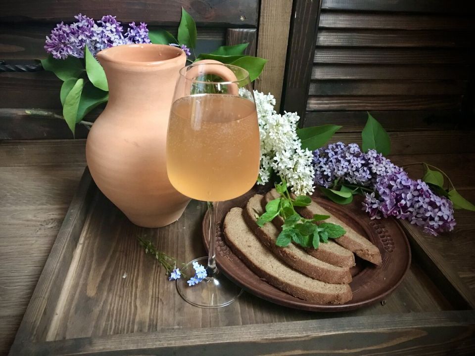 Домашний квас без секретов: Как создать освежающий напиток на лето