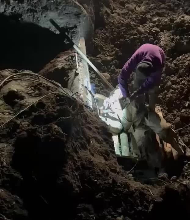 Бригады ремонтируют участок магистрального водовода на ул. Курсантов-Кировцев, который повредили при проведении дорожных работ