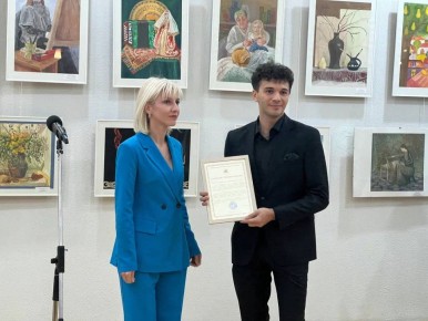 В Национальной научной библиотеке РСО-Алания прошло открытие выставки работ учащихся и преподавателей отделения изобразительного искусства Ардонской детской школы искусств, посвящённой 65-летнему юбилею школы